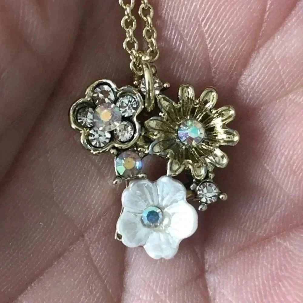 Pretty Spring Floral Flower Antique Style Pendant Necklace Gold D NWT